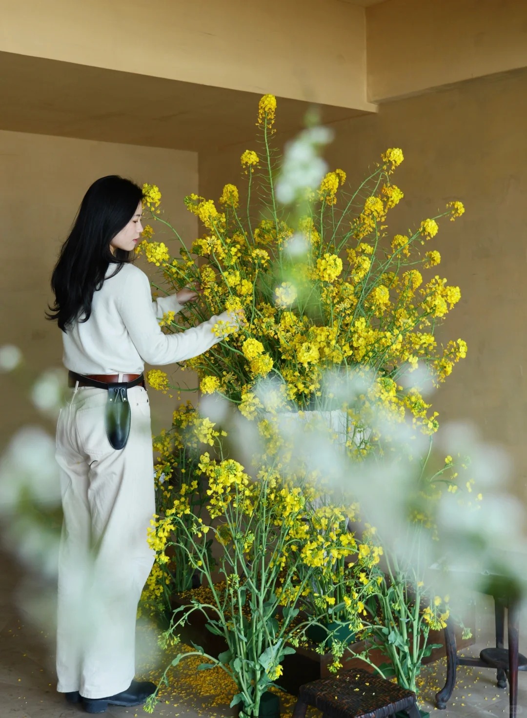 Th&aacute;ng 3 rước lộc v&agrave;o nh&agrave;: Tr&agrave;o lưu cắm hoa cải v&agrave;ng gi&uacute;p kh&ocirc;ng gian bừng s&aacute;ng, gom hết b&igrave;nh y&ecirc;n tuổi thơ v&agrave;o một g&oacute;c ph&ograve;ng- Ảnh 16.