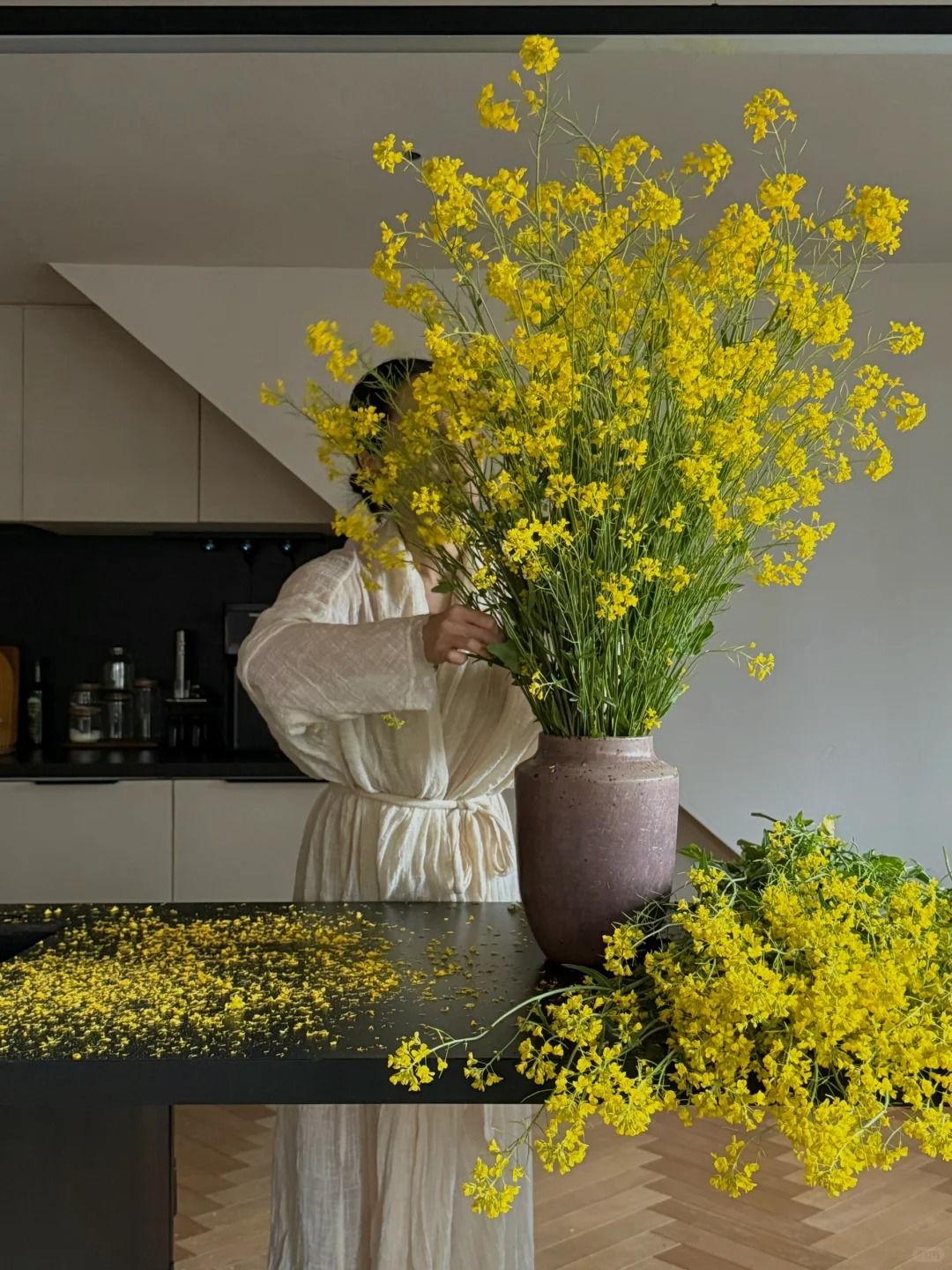 Th&aacute;ng 3 rước lộc v&agrave;o nh&agrave;: Tr&agrave;o lưu cắm hoa cải v&agrave;ng gi&uacute;p kh&ocirc;ng gian bừng s&aacute;ng, gom hết b&igrave;nh y&ecirc;n tuổi thơ v&agrave;o một g&oacute;c ph&ograve;ng- Ảnh 24.