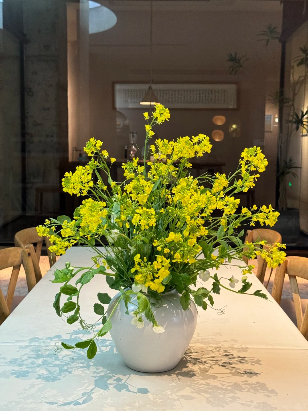 Th&aacute;ng 3 rước lộc v&agrave;o nh&agrave;: Tr&agrave;o lưu cắm hoa cải v&agrave;ng gi&uacute;p kh&ocirc;ng gian bừng s&aacute;ng, gom hết b&igrave;nh y&ecirc;n tuổi thơ v&agrave;o một g&oacute;c ph&ograve;ng- Ảnh 8.