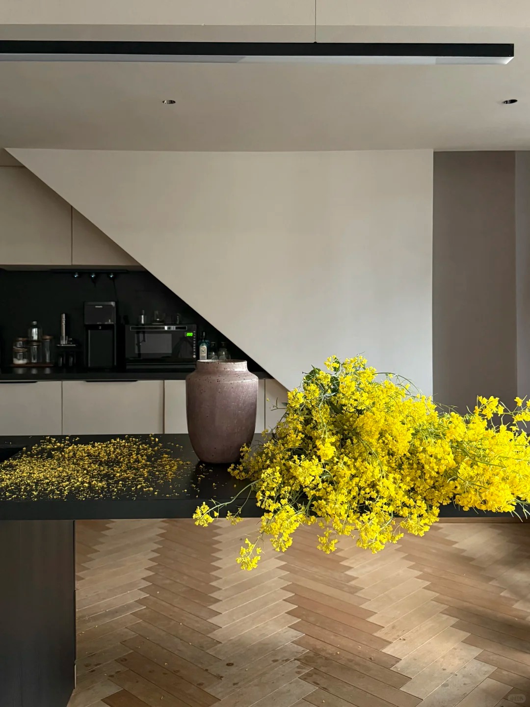 Th&aacute;ng 3 rước lộc v&agrave;o nh&agrave;: Tr&agrave;o lưu cắm hoa cải v&agrave;ng gi&uacute;p kh&ocirc;ng gian bừng s&aacute;ng, gom hết b&igrave;nh y&ecirc;n tuổi thơ v&agrave;o một g&oacute;c ph&ograve;ng- Ảnh 22.