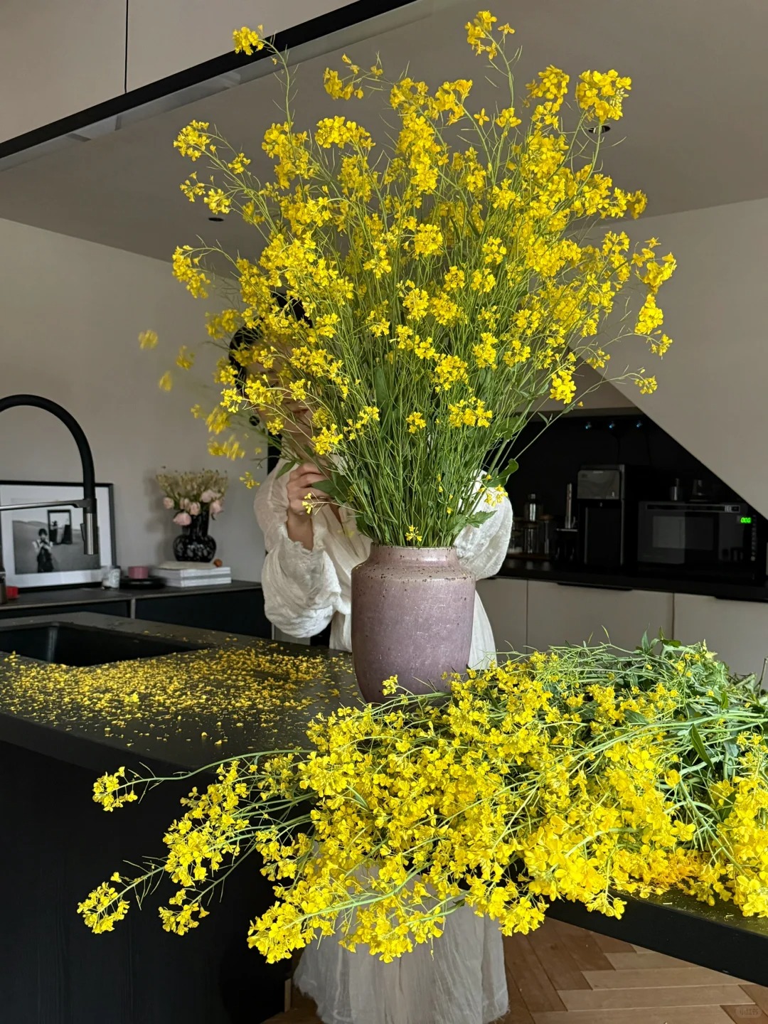 Th&aacute;ng 3 rước lộc v&agrave;o nh&agrave;: Tr&agrave;o lưu cắm hoa cải v&agrave;ng gi&uacute;p kh&ocirc;ng gian bừng s&aacute;ng, gom hết b&igrave;nh y&ecirc;n tuổi thơ v&agrave;o một g&oacute;c ph&ograve;ng- Ảnh 23.