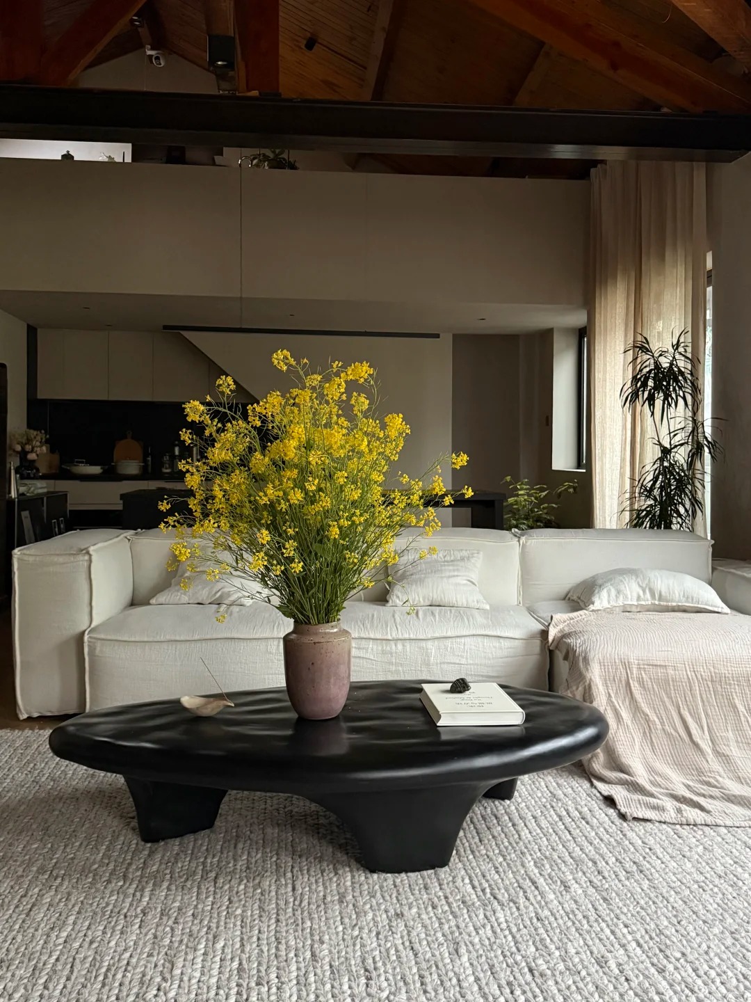 Th&aacute;ng 3 rước lộc v&agrave;o nh&agrave;: Tr&agrave;o lưu cắm hoa cải v&agrave;ng gi&uacute;p kh&ocirc;ng gian bừng s&aacute;ng, gom hết b&igrave;nh y&ecirc;n tuổi thơ v&agrave;o một g&oacute;c ph&ograve;ng- Ảnh 26.