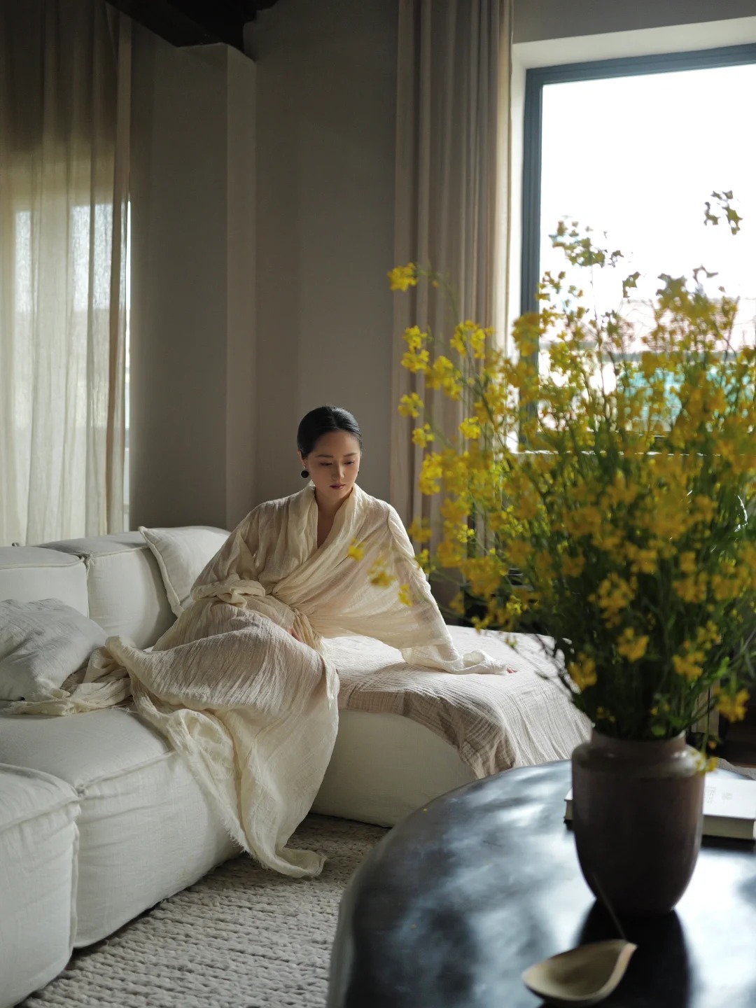 Th&aacute;ng 3 rước lộc v&agrave;o nh&agrave;: Tr&agrave;o lưu cắm hoa cải v&agrave;ng gi&uacute;p kh&ocirc;ng gian bừng s&aacute;ng, gom hết b&igrave;nh y&ecirc;n tuổi thơ v&agrave;o một g&oacute;c ph&ograve;ng- Ảnh 27.