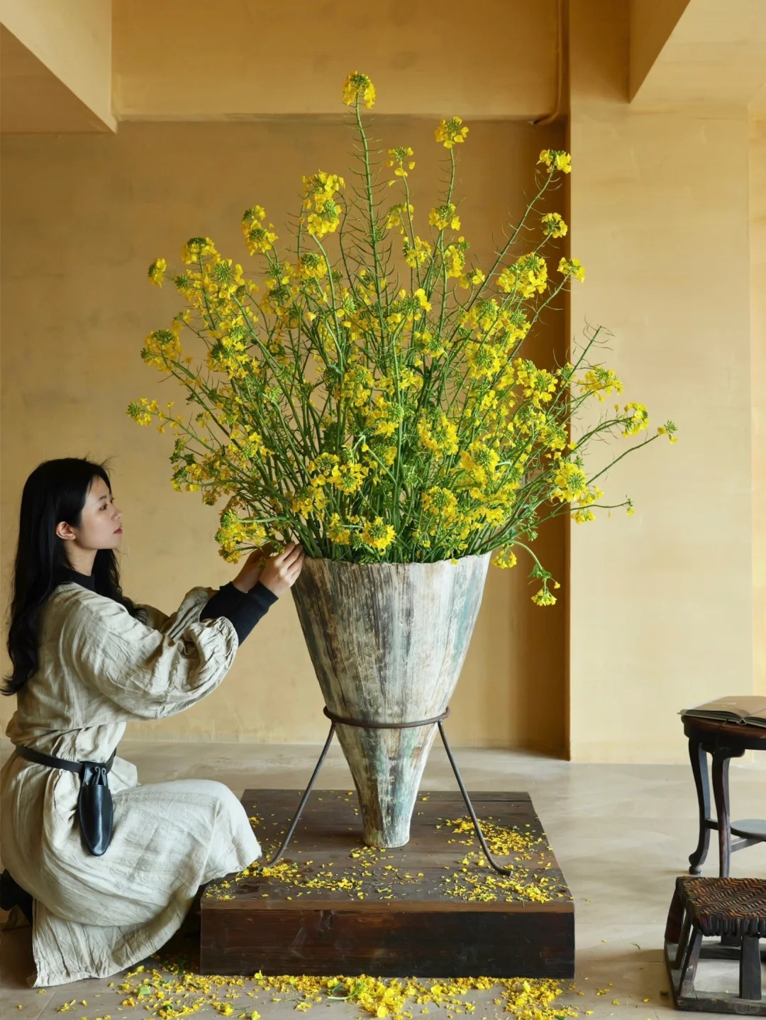 Th&aacute;ng 3 rước lộc v&agrave;o nh&agrave;: Tr&agrave;o lưu cắm hoa cải v&agrave;ng gi&uacute;p kh&ocirc;ng gian bừng s&aacute;ng, gom hết b&igrave;nh y&ecirc;n tuổi thơ v&agrave;o một g&oacute;c ph&ograve;ng- Ảnh 21.