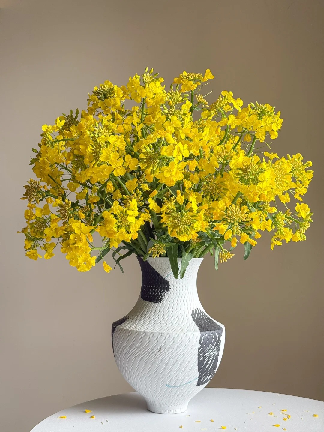 Th&aacute;ng 3 rước lộc v&agrave;o nh&agrave;: Tr&agrave;o lưu cắm hoa cải v&agrave;ng gi&uacute;p kh&ocirc;ng gian bừng s&aacute;ng, gom hết b&igrave;nh y&ecirc;n tuổi thơ v&agrave;o một g&oacute;c ph&ograve;ng- Ảnh 7.