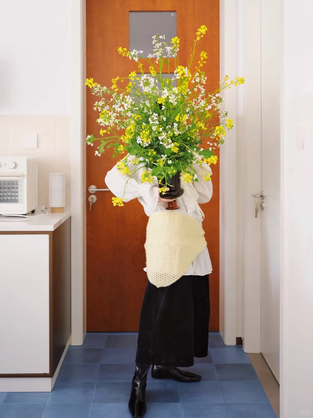 Th&aacute;ng 3 rước lộc v&agrave;o nh&agrave;: Tr&agrave;o lưu cắm hoa cải v&agrave;ng gi&uacute;p kh&ocirc;ng gian bừng s&aacute;ng, gom hết b&igrave;nh y&ecirc;n tuổi thơ v&agrave;o một g&oacute;c ph&ograve;ng- Ảnh 6.