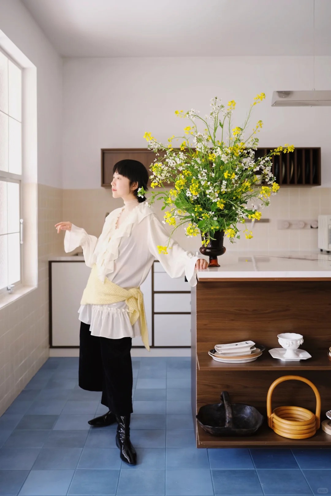 Th&aacute;ng 3 rước lộc v&agrave;o nh&agrave;: Tr&agrave;o lưu cắm hoa cải v&agrave;ng gi&uacute;p kh&ocirc;ng gian bừng s&aacute;ng, gom hết b&igrave;nh y&ecirc;n tuổi thơ v&agrave;o một g&oacute;c ph&ograve;ng- Ảnh 5.