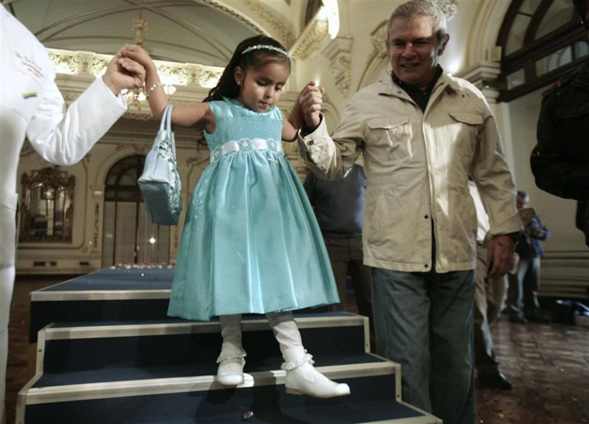 N&agrave;ng ti&ecirc;n c&aacute; ngo&agrave;i đời thực: B&eacute; g&aacute;i ch&agrave;o đời với đ&ocirc;i ch&acirc;n d&iacute;nh liền v&agrave; 15 năm sống phi thường như "một kỳ t&iacute;ch y học"- Ảnh 5.