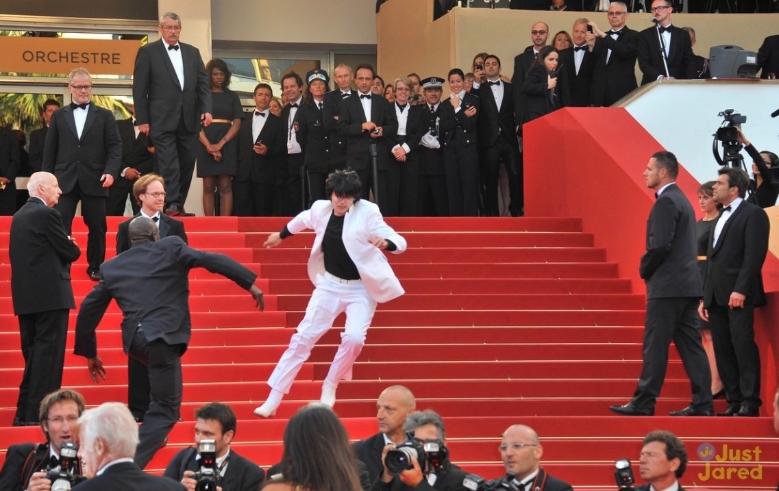 Rần rần khoảnh khắc Timoth&eacute;e Chalamet t&eacute; lộn cổ tr&ecirc;n thảm đỏ Oscar, thực hư ra sao?- Ảnh 2.