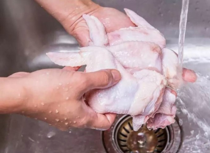 Rửa thịt dưới v&ograve;i nước: Th&oacute;i quen tưởng "sạch" h&oacute;a ra lại l&agrave; h&agrave;nh động gieo mầm bệnh khắp bếp- Ảnh 2.