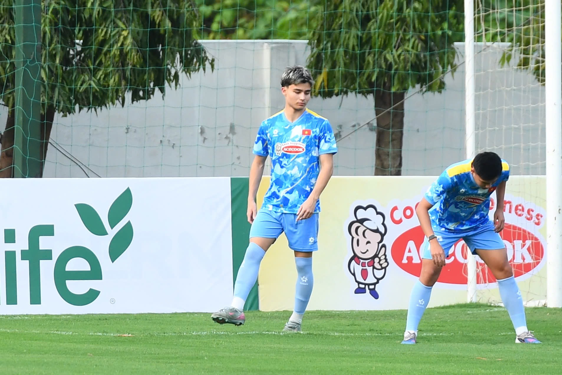 Cận cảnh visual s&aacute;ng bừng, m&aacute;i t&oacute;c nổi nhất s&acirc;n U23 Việt Nam của Việt kiều 18 tuổi Moric- Ảnh 8.