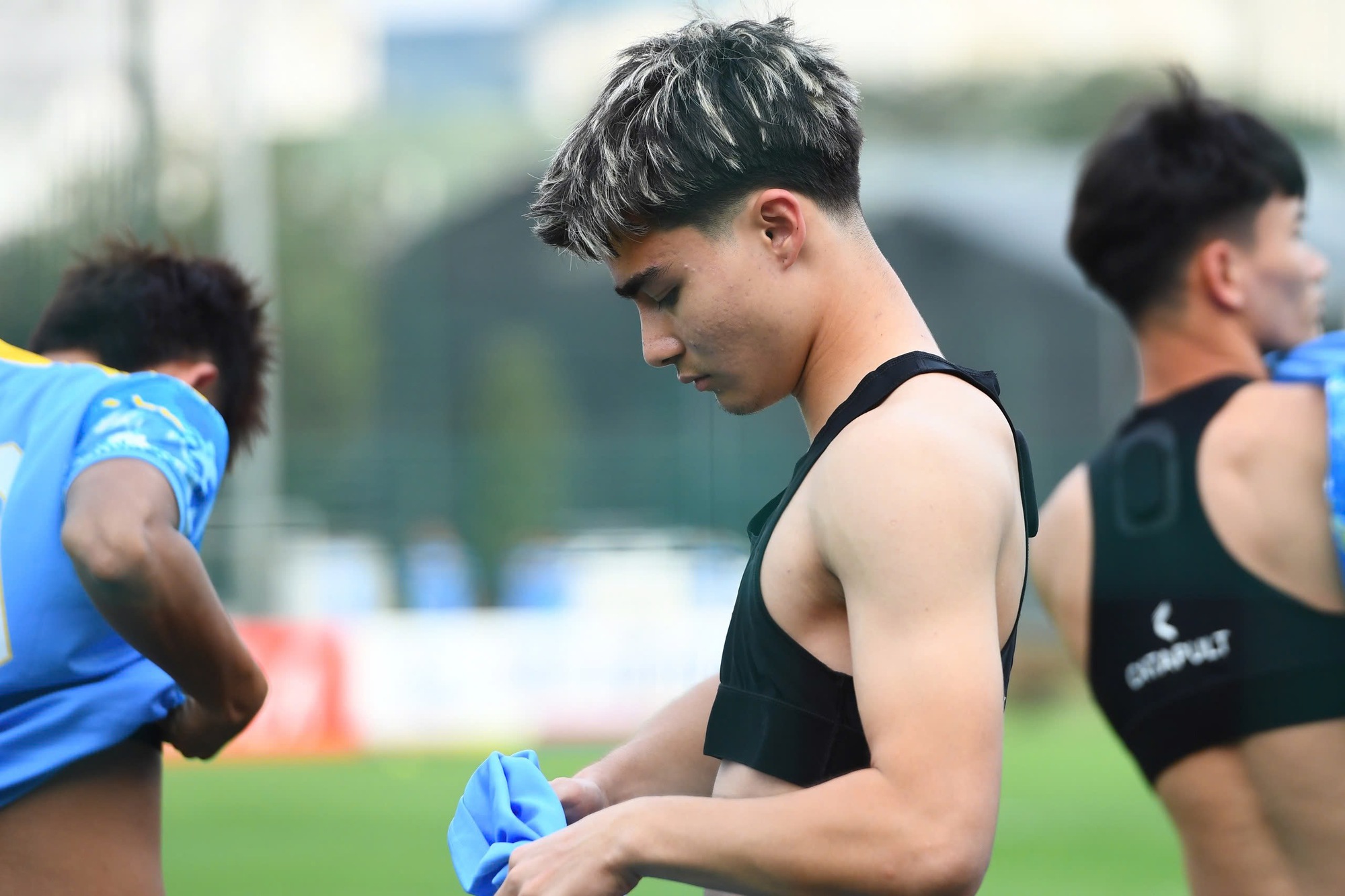 Cận cảnh visual s&aacute;ng bừng, m&aacute;i t&oacute;c nổi nhất s&acirc;n U23 Việt Nam của Việt kiều 18 tuổi Moric- Ảnh 2.