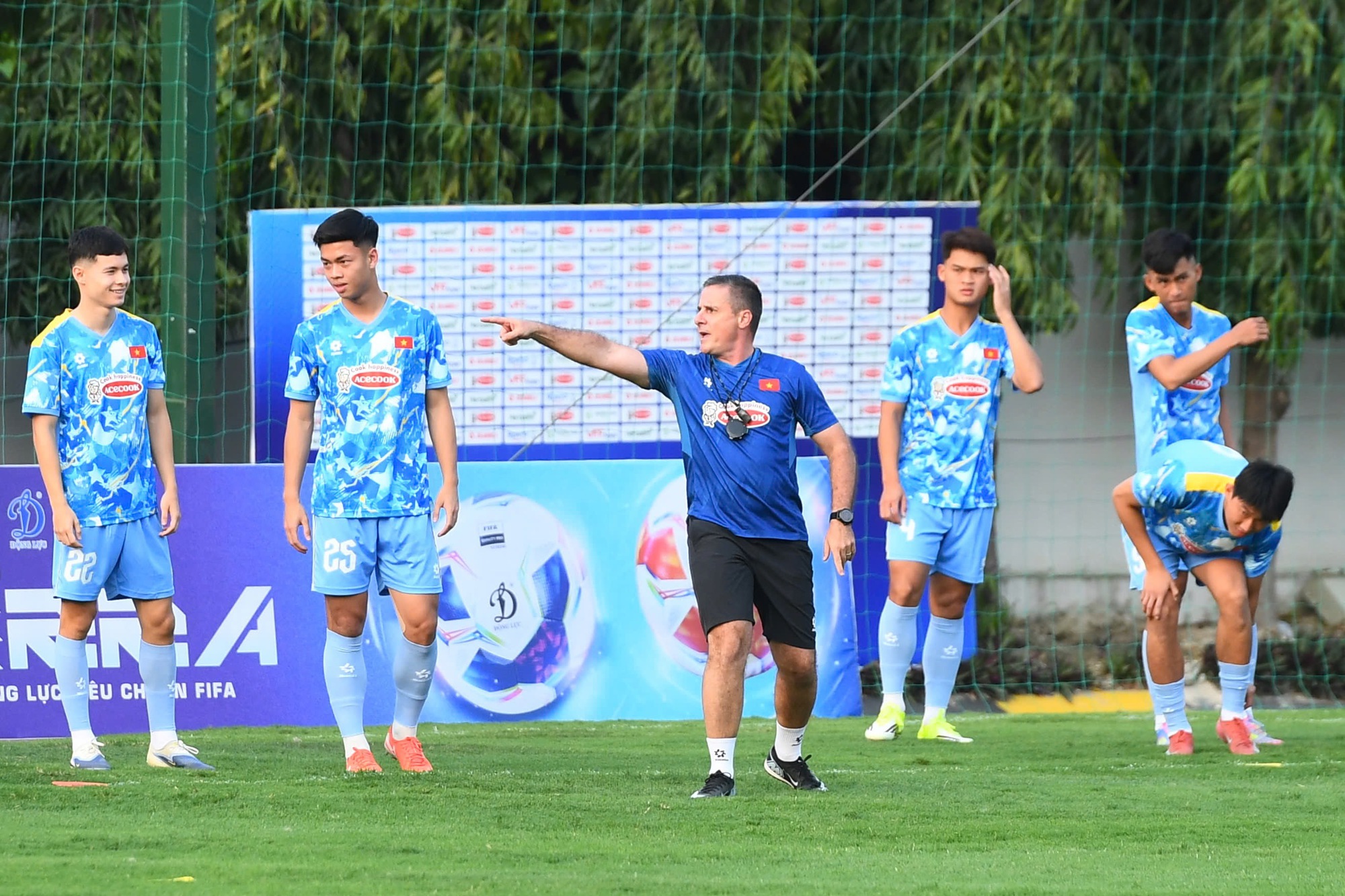 Cận cảnh visual s&aacute;ng bừng, m&aacute;i t&oacute;c nổi nhất s&acirc;n U23 Việt Nam của Việt kiều 18 tuổi Moric- Ảnh 12.