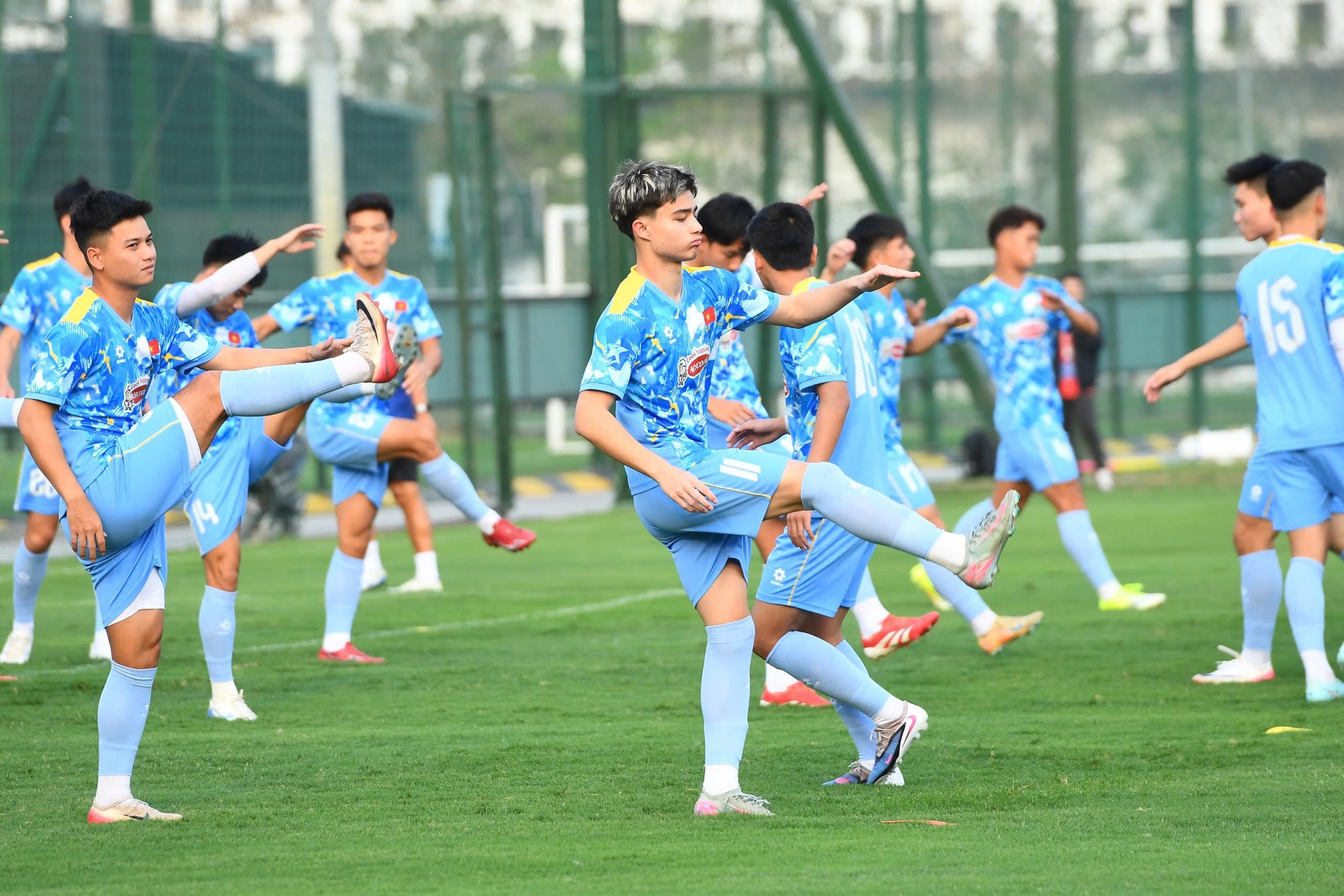 Cận cảnh visual s&aacute;ng bừng, m&aacute;i t&oacute;c nổi nhất s&acirc;n U23 Việt Nam của Việt kiều 18 tuổi Moric- Ảnh 5.