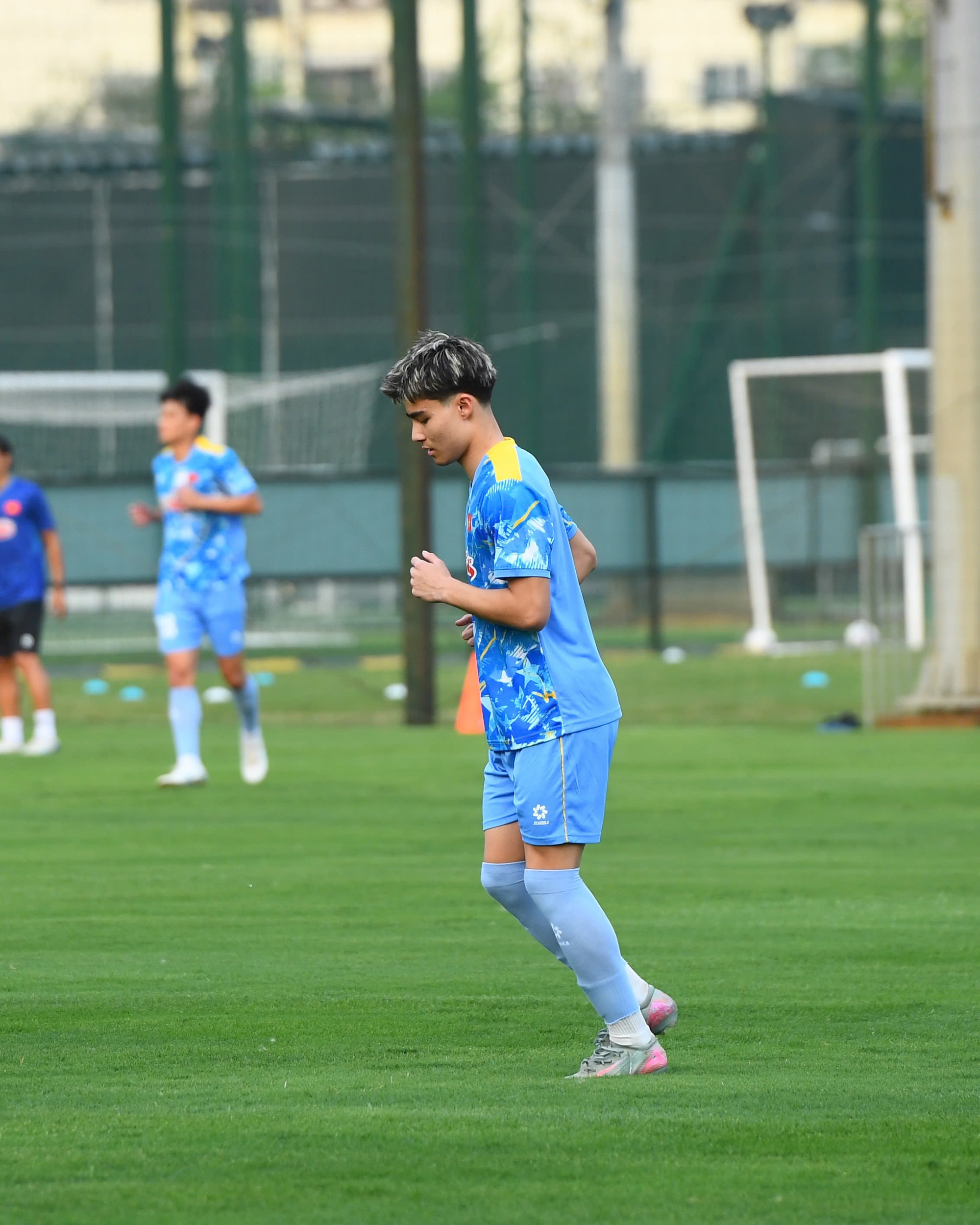 Cận cảnh visual s&aacute;ng bừng, m&aacute;i t&oacute;c nổi nhất s&acirc;n U23 Việt Nam của Việt kiều 18 tuổi Moric- Ảnh 9.