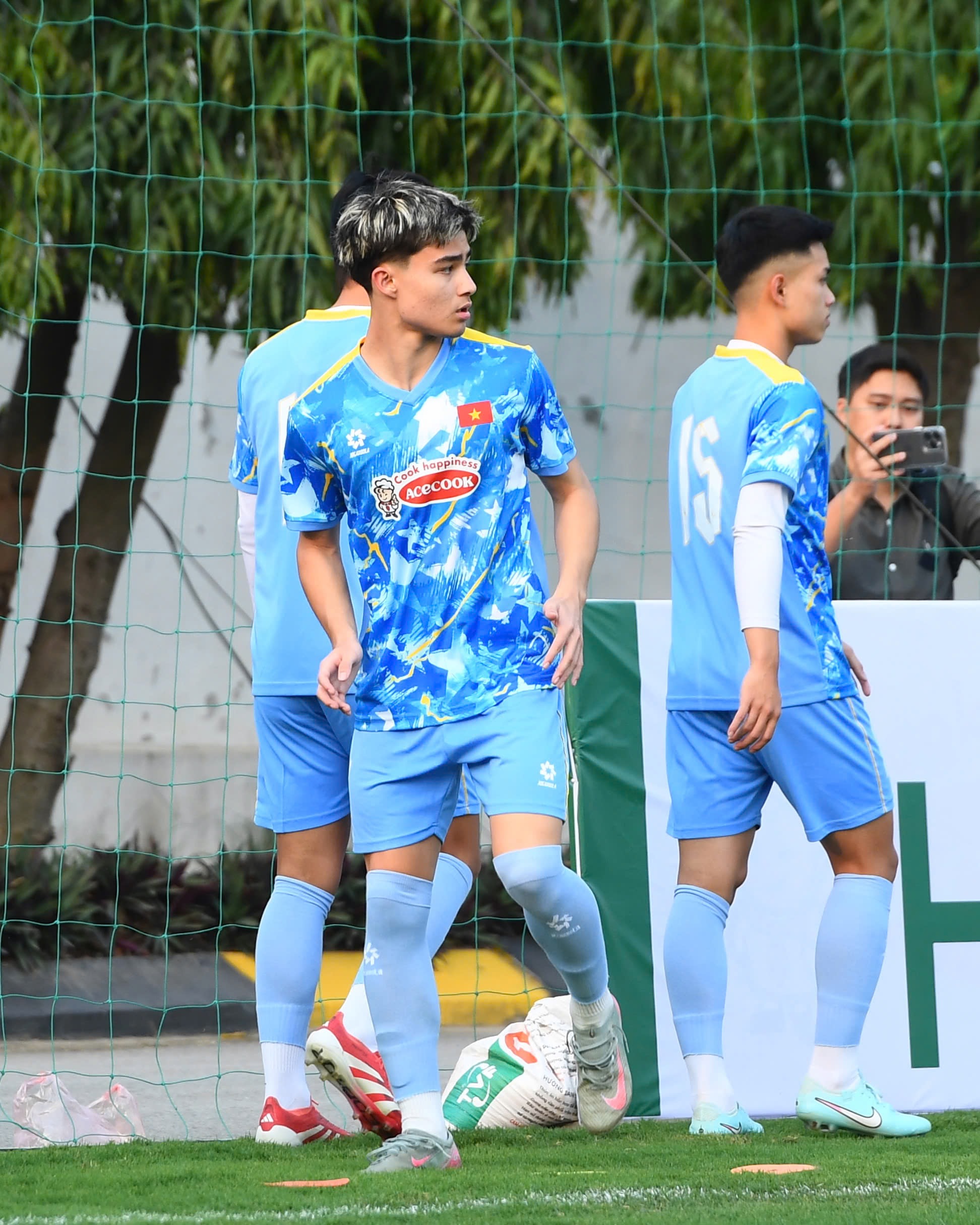 Cận cảnh visual s&aacute;ng bừng, m&aacute;i t&oacute;c nổi nhất s&acirc;n U23 Việt Nam của Việt kiều 18 tuổi Moric- Ảnh 10.