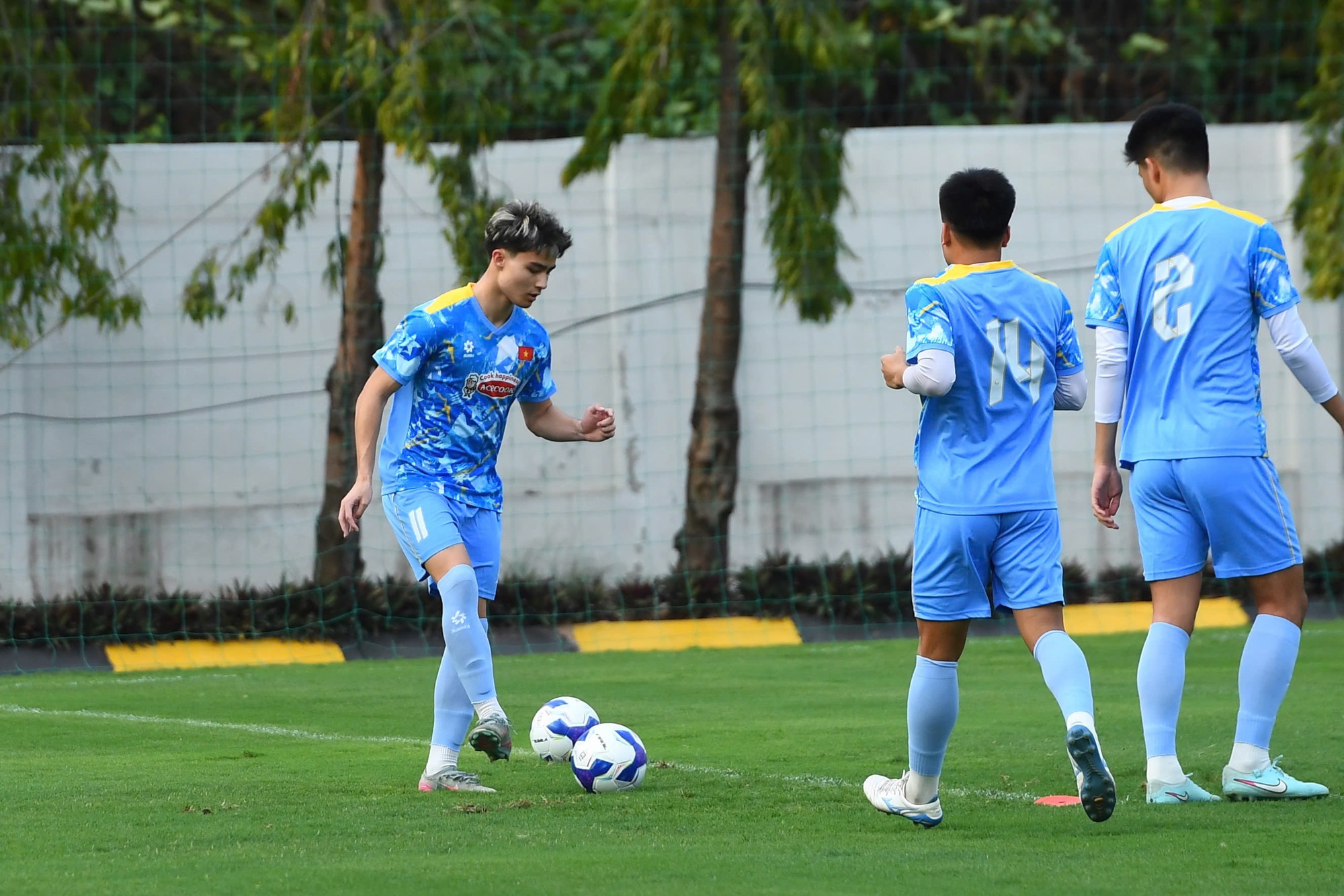 Cận cảnh visual s&aacute;ng bừng, m&aacute;i t&oacute;c nổi nhất s&acirc;n U23 Việt Nam của Việt kiều 18 tuổi Moric- Ảnh 11.