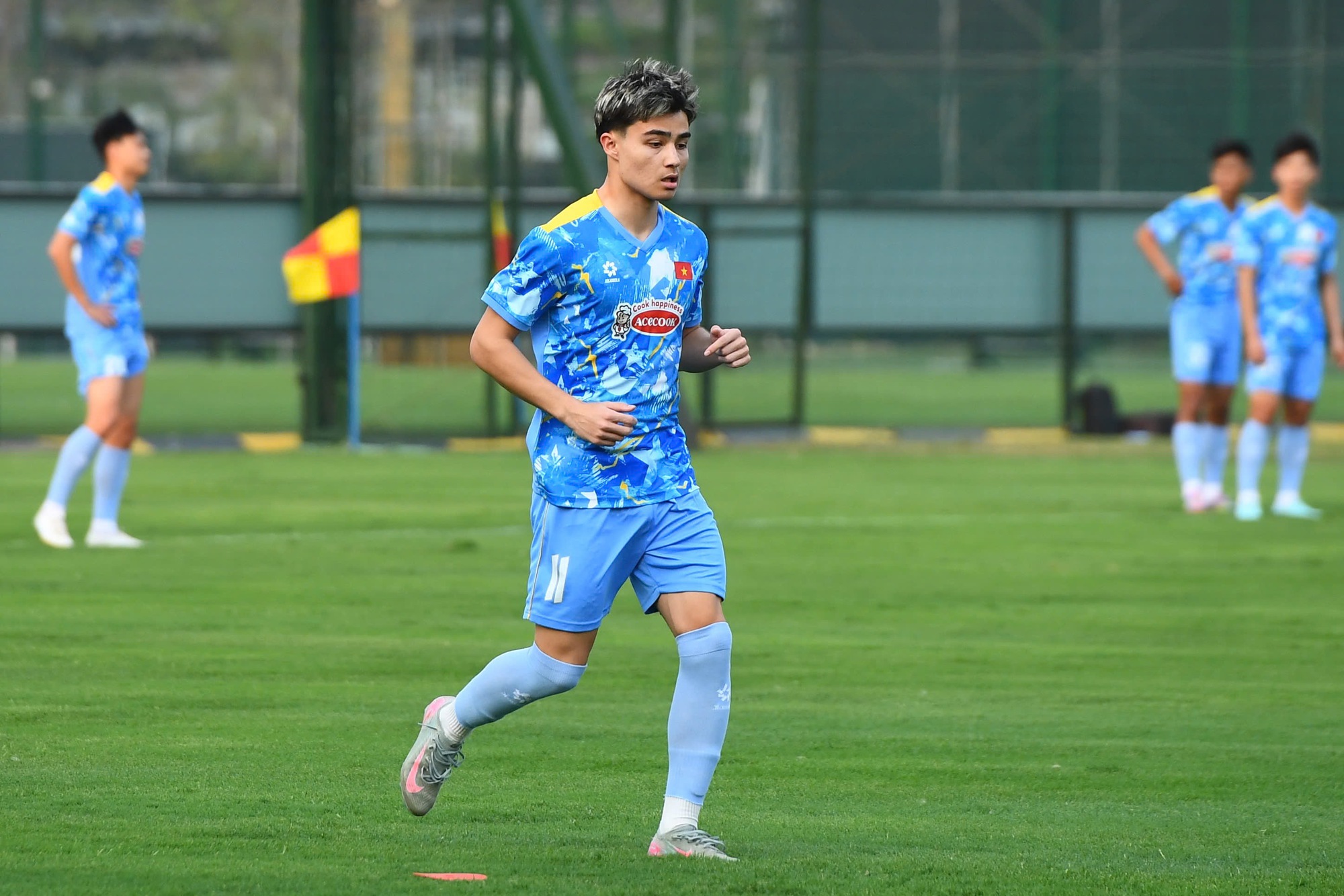 Cận cảnh visual s&aacute;ng bừng, m&aacute;i t&oacute;c nổi nhất s&acirc;n U23 Việt Nam của Việt kiều 18 tuổi Moric- Ảnh 6.