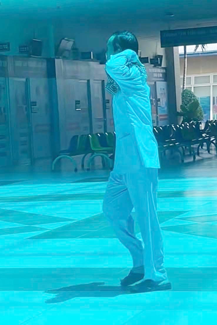 X&ocirc;n xao h&igrave;nh ảnh nghệ sĩ Ho&agrave;i Linh một m&igrave;nh xuất hiện ở bệnh viện- Ảnh 1.