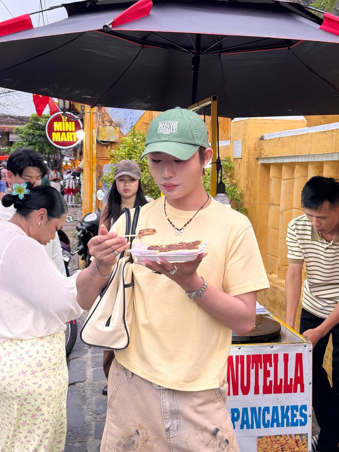 Kh&aacute;ch Th&aacute;i bật kh&oacute;c nức nở giữa Đ&agrave; Nẵng: "Họ chăm t&ocirc;i như con đẻ, t&ocirc;i xăm lu&ocirc;n hai chữ Việt Nam l&ecirc;n tay&rdquo;- Ảnh 4.