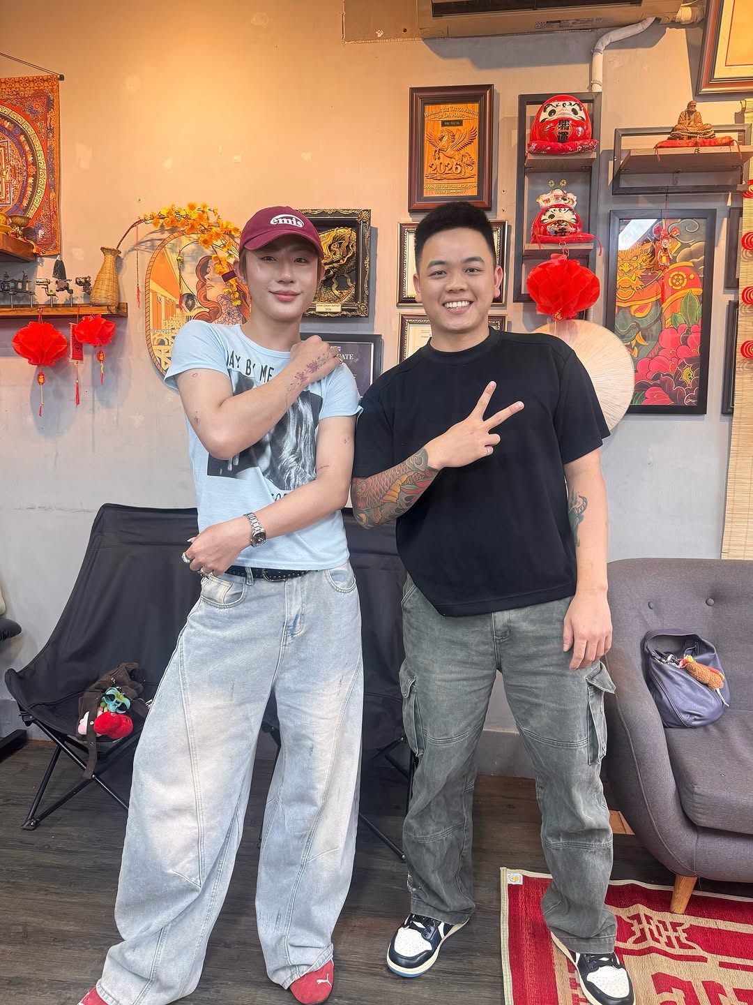 Kh&aacute;ch Th&aacute;i bật kh&oacute;c nức nở giữa Đ&agrave; Nẵng: "Họ chăm t&ocirc;i như con đẻ, t&ocirc;i xăm lu&ocirc;n hai chữ Việt Nam l&ecirc;n tay&rdquo;- Ảnh 5.