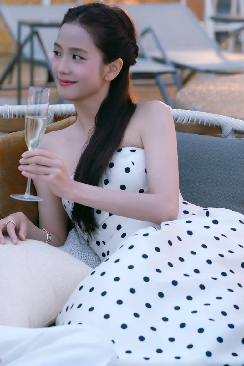 Diễn xuất g&acirc;y tranh c&atilde;i nhưng style phim mới của Jisoo th&igrave; 0 người ch&ecirc;- Ảnh 2.