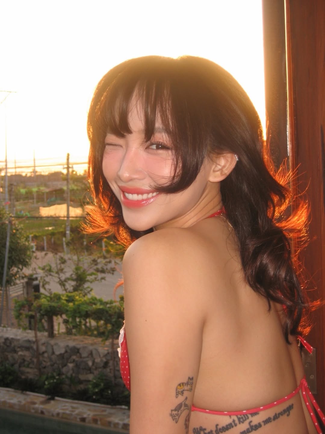 C&otilde;i mạng hừng hực v&igrave; T&oacute;c Ti&ecirc;n diện bikini, chị em gấp g&aacute;p "hỏi thăm" 1 thứ- Ảnh 2.