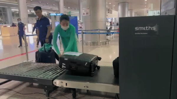 M&aacute;y qu&eacute;t hải quan tại s&acirc;n bay nh&igrave;n thấu ma tu&yacute;, đồ vật cấm như thế n&agrave;o?- Ảnh 2.