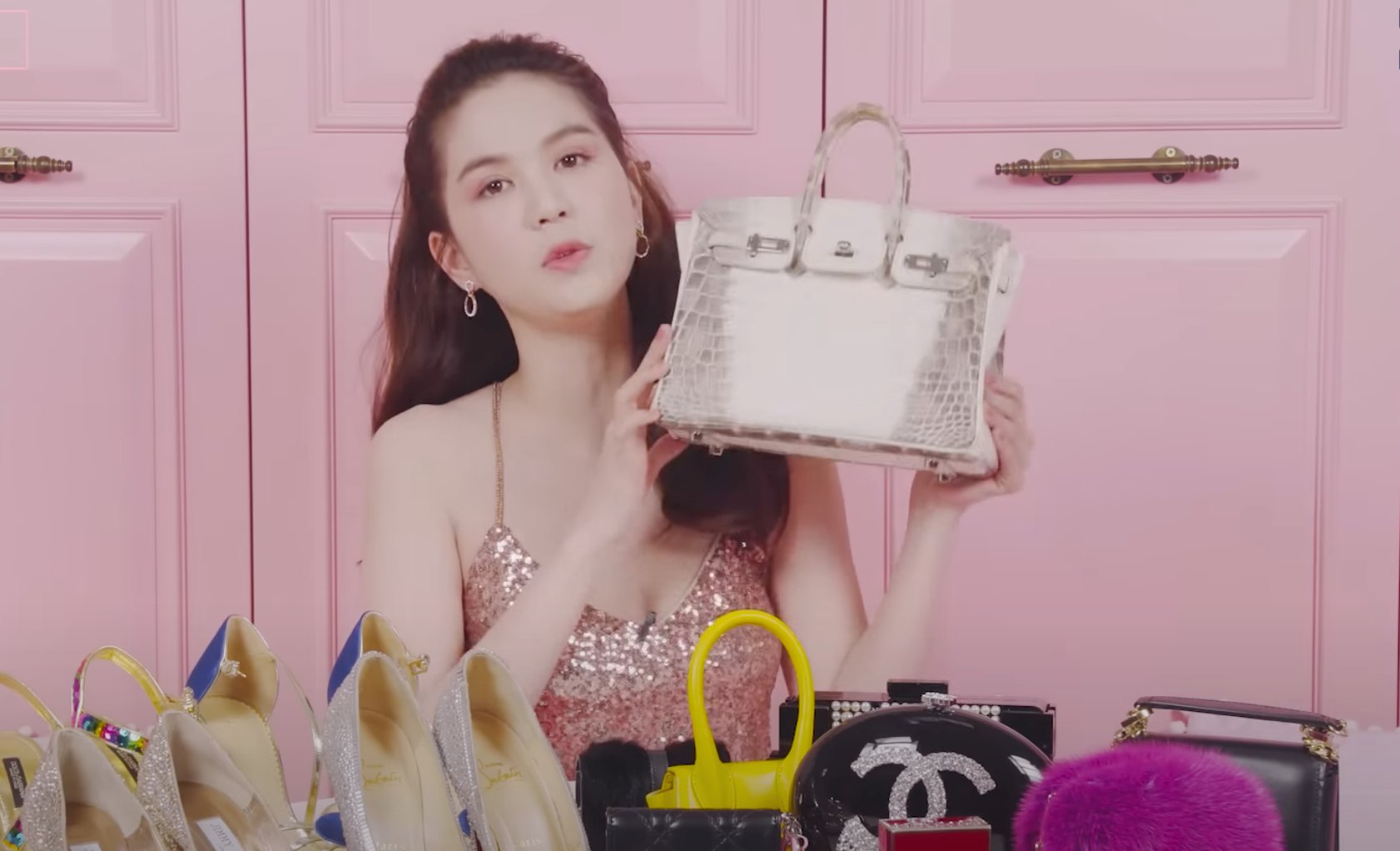 Bức ảnh chụp từ năm 2017 khiến Ngọc Trinh vướng v&agrave;o rắc rối lớn, đến nay vẫn l&agrave; chủ đề g&acirc;y tranh luận- Ảnh 4.