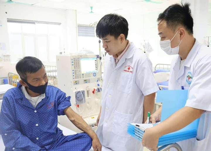 B&aacute;c sĩ cứu người giữa phố: 'Bản năng th&ocirc;i th&uacute;c, t&ocirc;i kh&ocirc;ng c&oacute; gi&acirc;y n&agrave;o để do dự'- Ảnh 2.