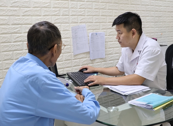 B&aacute;c sĩ cứu người giữa phố: 'Bản năng th&ocirc;i th&uacute;c, t&ocirc;i kh&ocirc;ng c&oacute; gi&acirc;y n&agrave;o để do dự'- Ảnh 1.