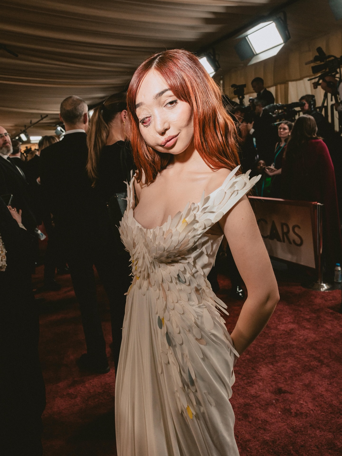 "Thi&ecirc;n nga trắng" hot nhất Oscar 2026: Một gương mặt biến dạng lại thu h&uacute;t hơn 13 triệu lượt xem- Ảnh 2.