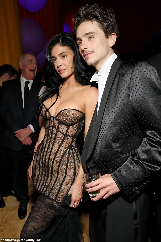 Chị chồng em d&acirc;u bất h&ograve;a nhất Oscar 2026: Chị g&aacute;i Timoth&eacute;e Chalamet gh&eacute;t Kylie Jenner ra mặt, c&ograve;n chẳng th&egrave;m để đối phương v&agrave;o tầm mắt?- Ảnh 4.