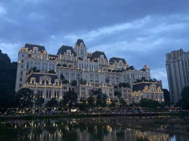 Dinh thự b&iacute; ẩn nhất Trung Quốc: Rộng gấp 9 lần phường Ho&agrave;n Kiếm H&agrave; Nội, trị gi&aacute; gần 10.000 tỷ đồng, đi m&ograve;n g&oacute;t kh&ocirc;ng thấy điểm dừng- Ảnh 6.