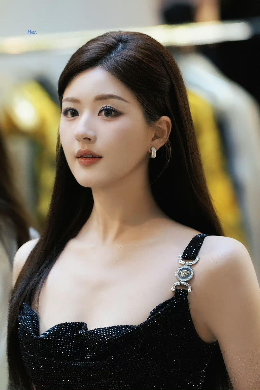 "B&agrave; ho&agrave;ng sold out" Triệu Lộ Tư khiến 1,4 tỷ d&acirc;n Trung Quốc nể phục- Ảnh 1.