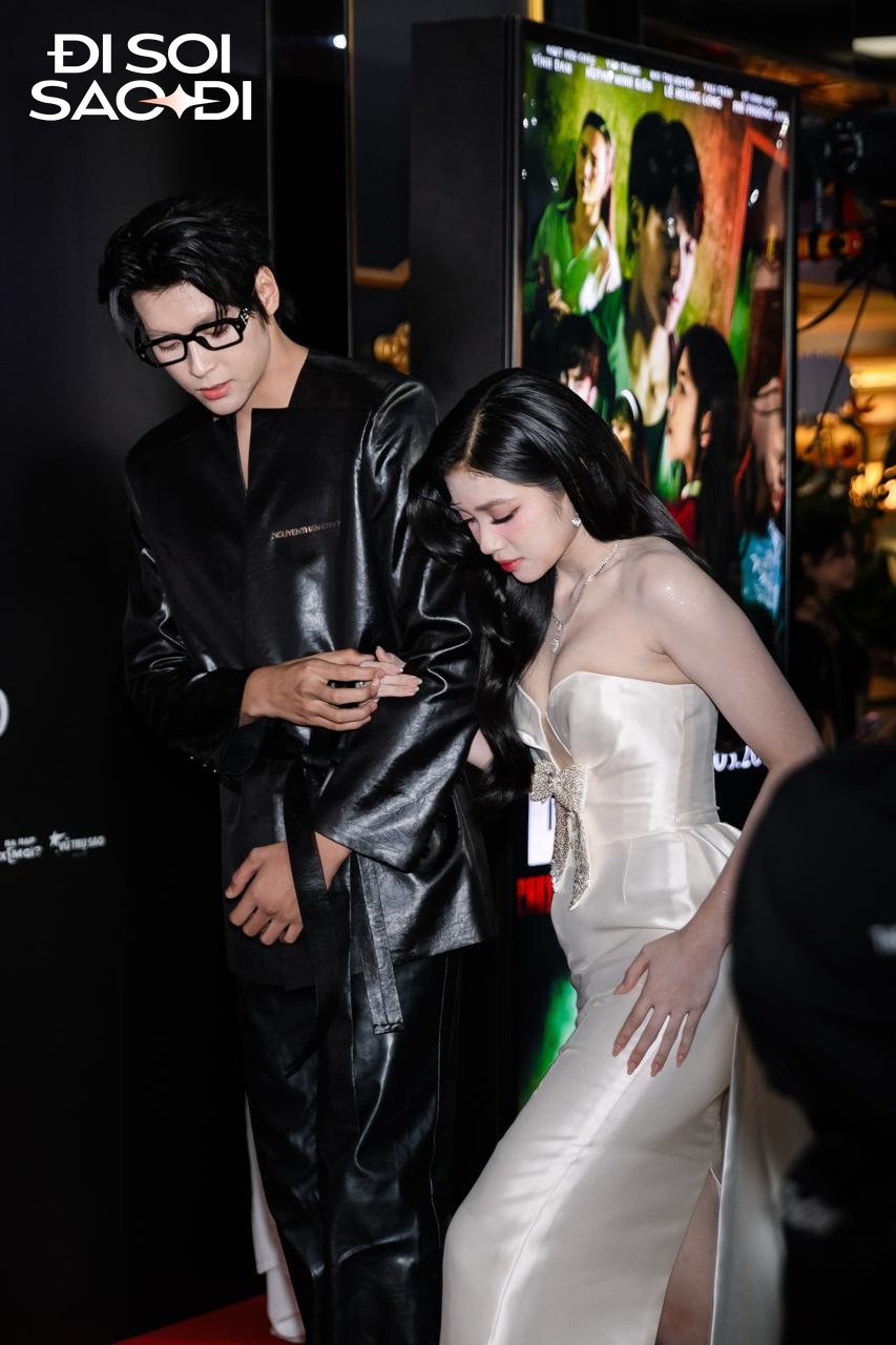 Thảm đỏ HOT nhất h&ocirc;m nay: Tiểu Vy thua Thần Vệ Nữ mỗi c&aacute;i t&ecirc;n, cặp đ&ocirc;i diễn vi&ecirc;n - Hoa hậu đẹp ph&aacute;t hờn- Ảnh 3.