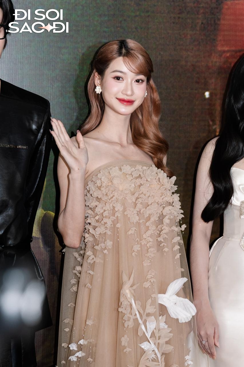 Thảm đỏ HOT nhất h&ocirc;m nay: Tiểu Vy thua Thần Vệ Nữ mỗi c&aacute;i t&ecirc;n, cặp đ&ocirc;i diễn vi&ecirc;n - Hoa hậu đẹp ph&aacute;t hờn- Ảnh 15.