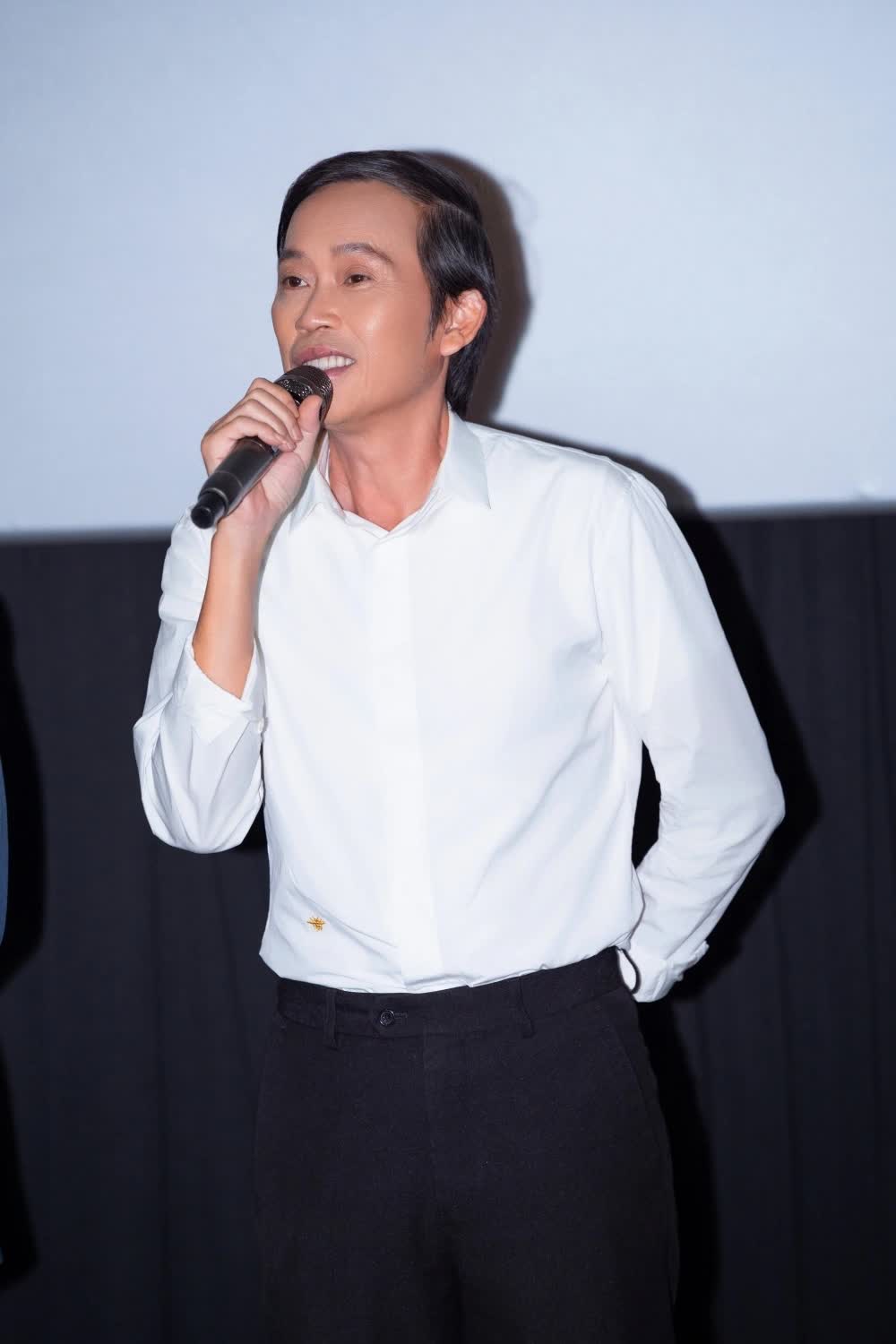 X&ocirc;n xao h&igrave;nh ảnh nghệ sĩ Ho&agrave;i Linh một m&igrave;nh xuất hiện ở bệnh viện- Ảnh 3.