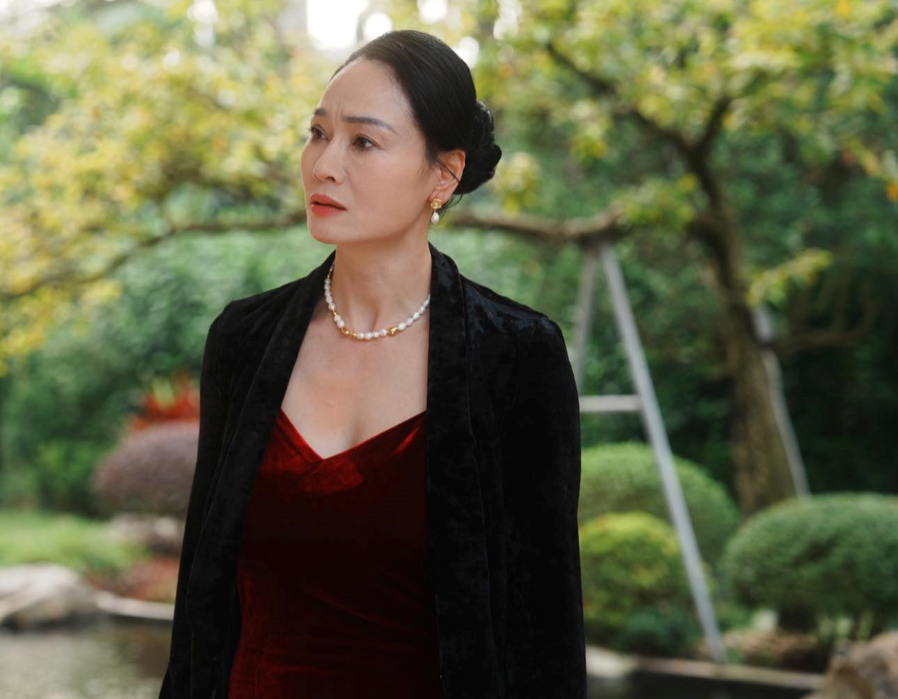 Tuyệt sắc giai nh&acirc;n l&agrave; NSƯT nổi tiếng miền Bắc một thời: Cứ xuất hiện l&agrave; kh&aacute;n giả cầu xin 