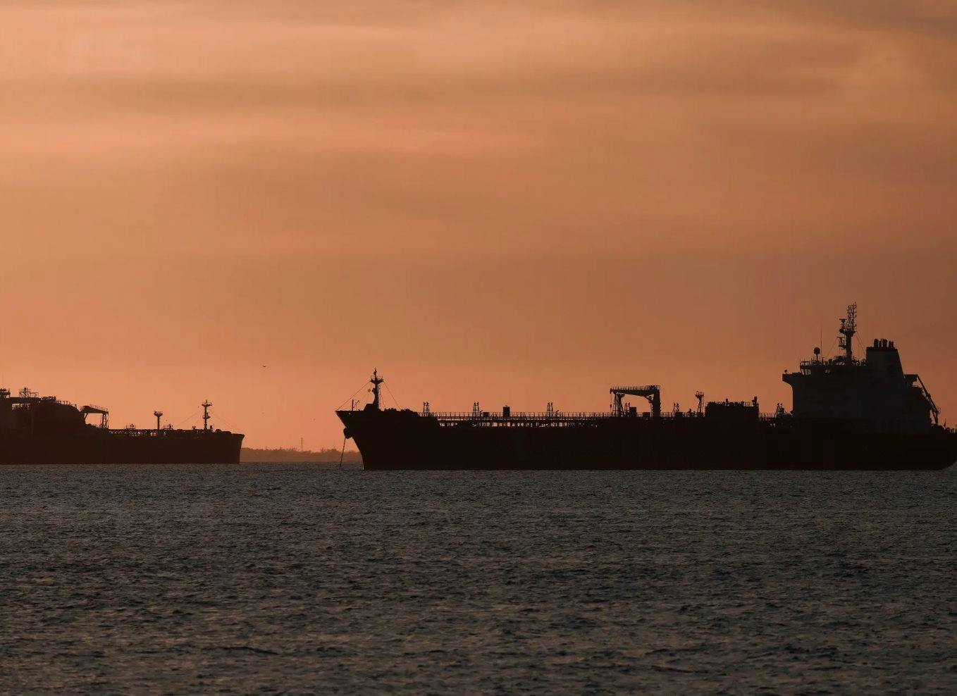 Chưa từng c&oacute;: Một t&agrave;u chở 50.000 tấn kh&iacute; đốt vừa vượt eo biển Hormuz bằng "lối đi ri&ecirc;ng", h&eacute; lộ tuyến đường đặc biệt của Iran- Ảnh 1.