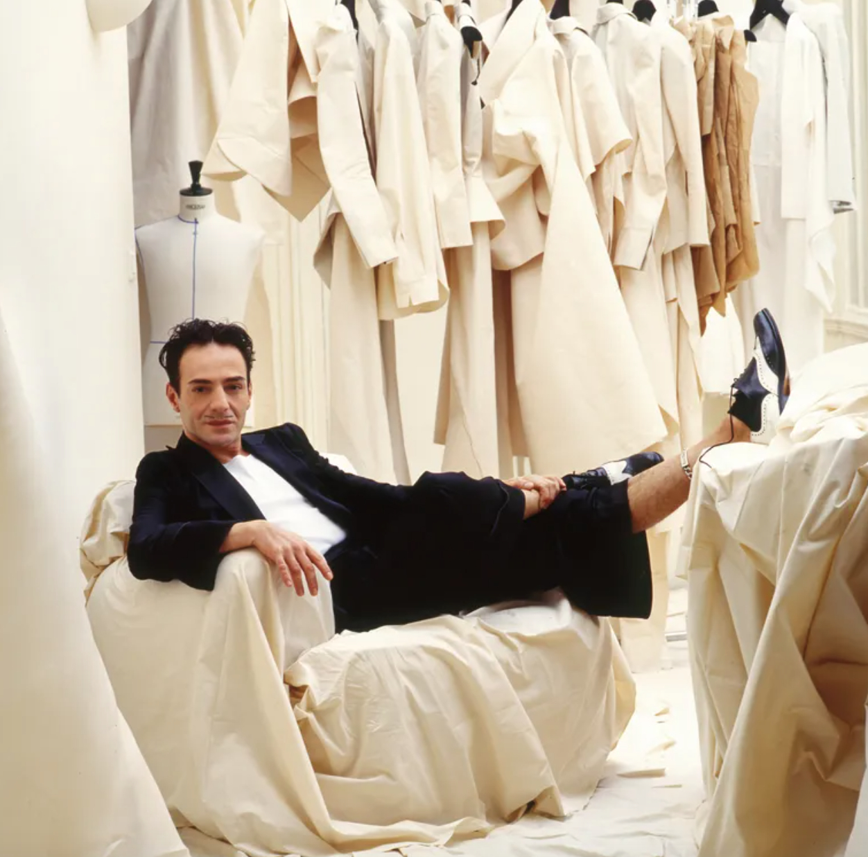 Cựu GĐST Dior collab với Zara: M&agrave;n hợp t&aacute;c bất ngờ c&oacute; khả năng sẽ thay đổi lịch sử thời trang nhanh- Ảnh 2.