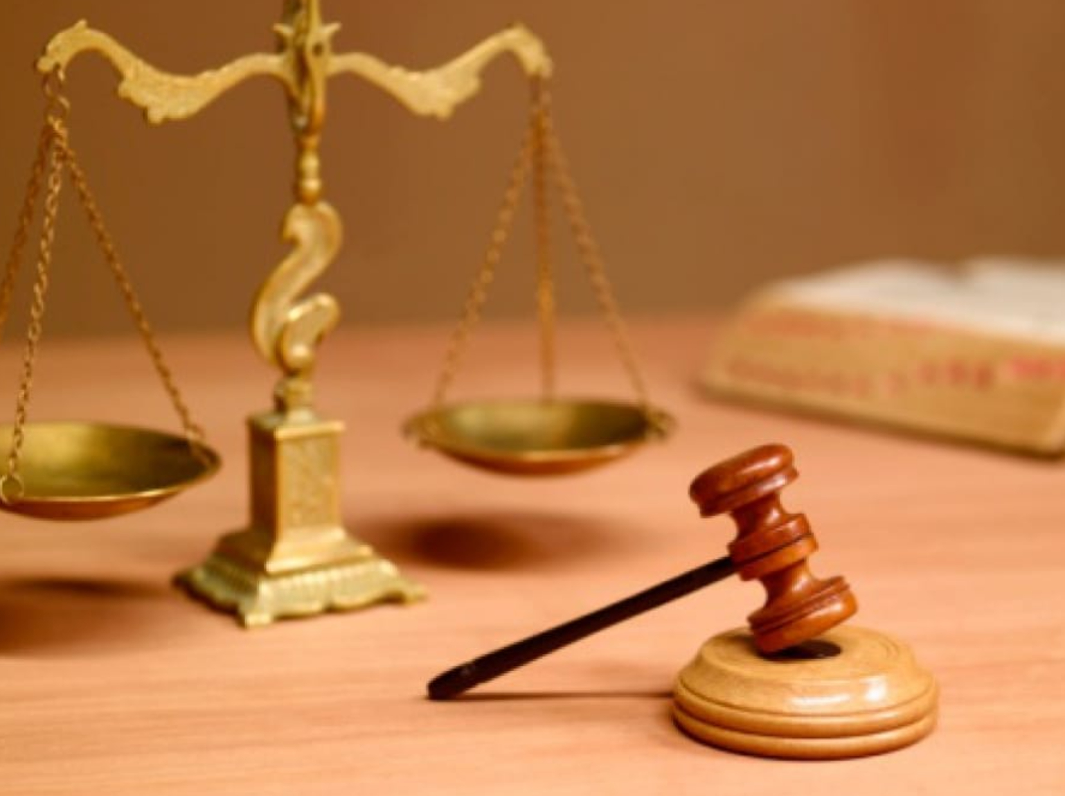 Vừa chốt b&aacute;n nh&agrave; được 28 tỷ đồng, người phụ nữ bị m&ocirc;i giới khởi kiện, t&ograve;a tuy&ecirc;n bố: &ldquo;Chủ nh&agrave; phải bồi thường 560 triệu đồng&rdquo;- Ảnh 2.