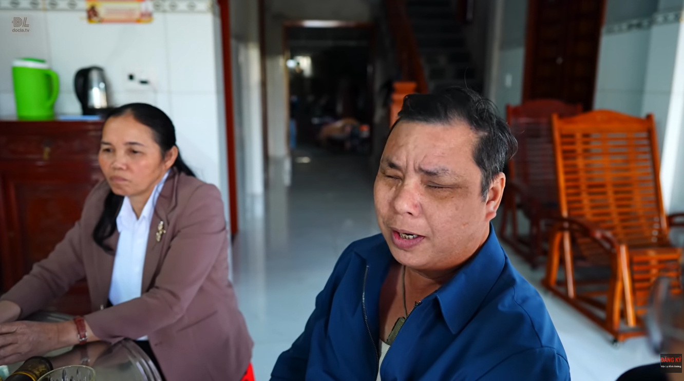 Người đ&agrave;n &ocirc;ng m&ugrave; b&aacute;n tăm b&ocirc;ng dạo suốt 34 năm x&acirc;y nh&agrave; 5 tỷ tặng vợ: H&eacute; lộ thu nhập mỗi ng&agrave;y g&acirc;y cho&aacute;ng- Ảnh 2.