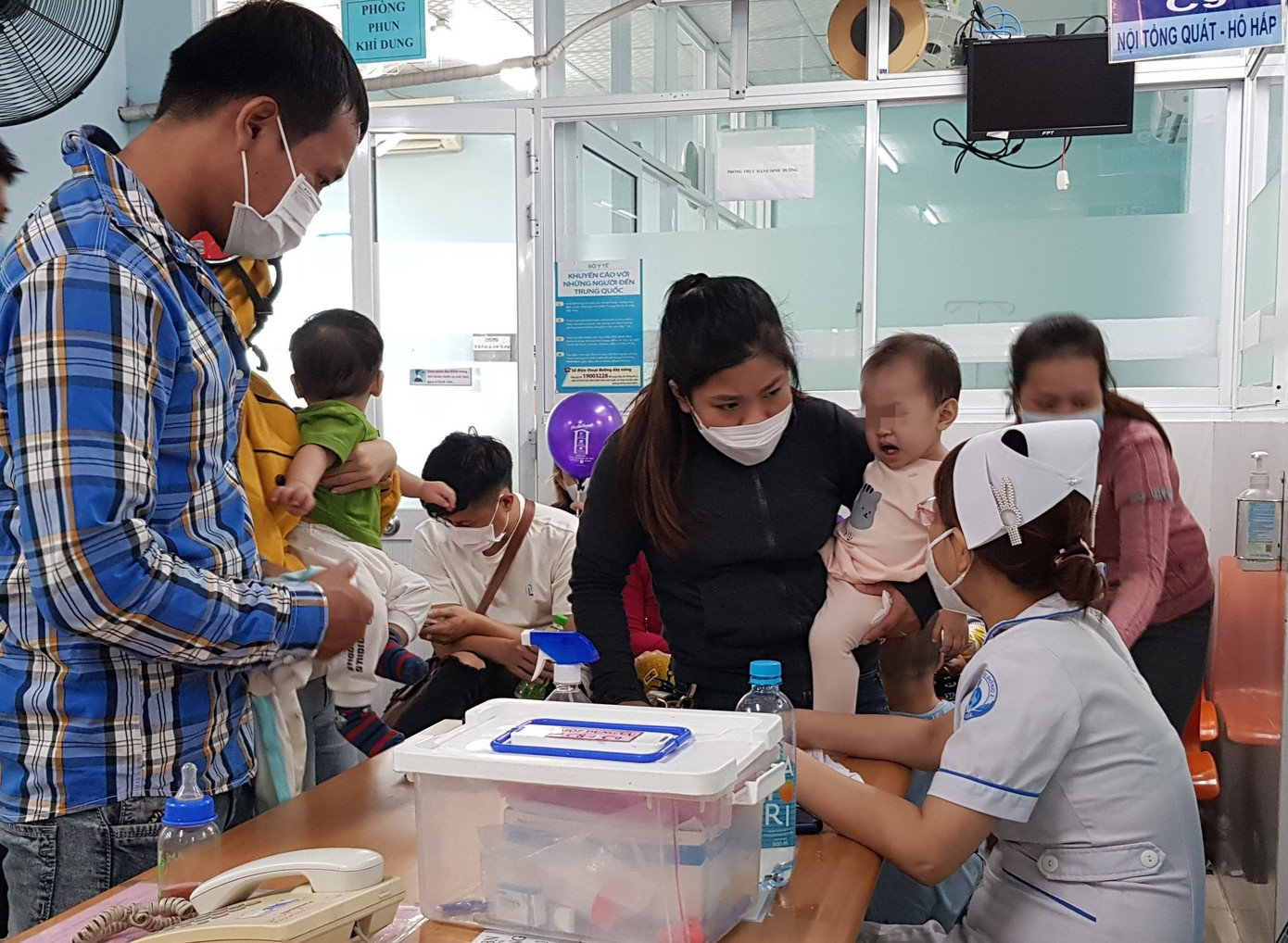 Bệnh tay ch&acirc;n miệng tăng sốc, TP.HCM cảnh b&aacute;o &lsquo;s&oacute;ng dịch&rsquo; đe dọa trẻ nhỏ- Ảnh 1.