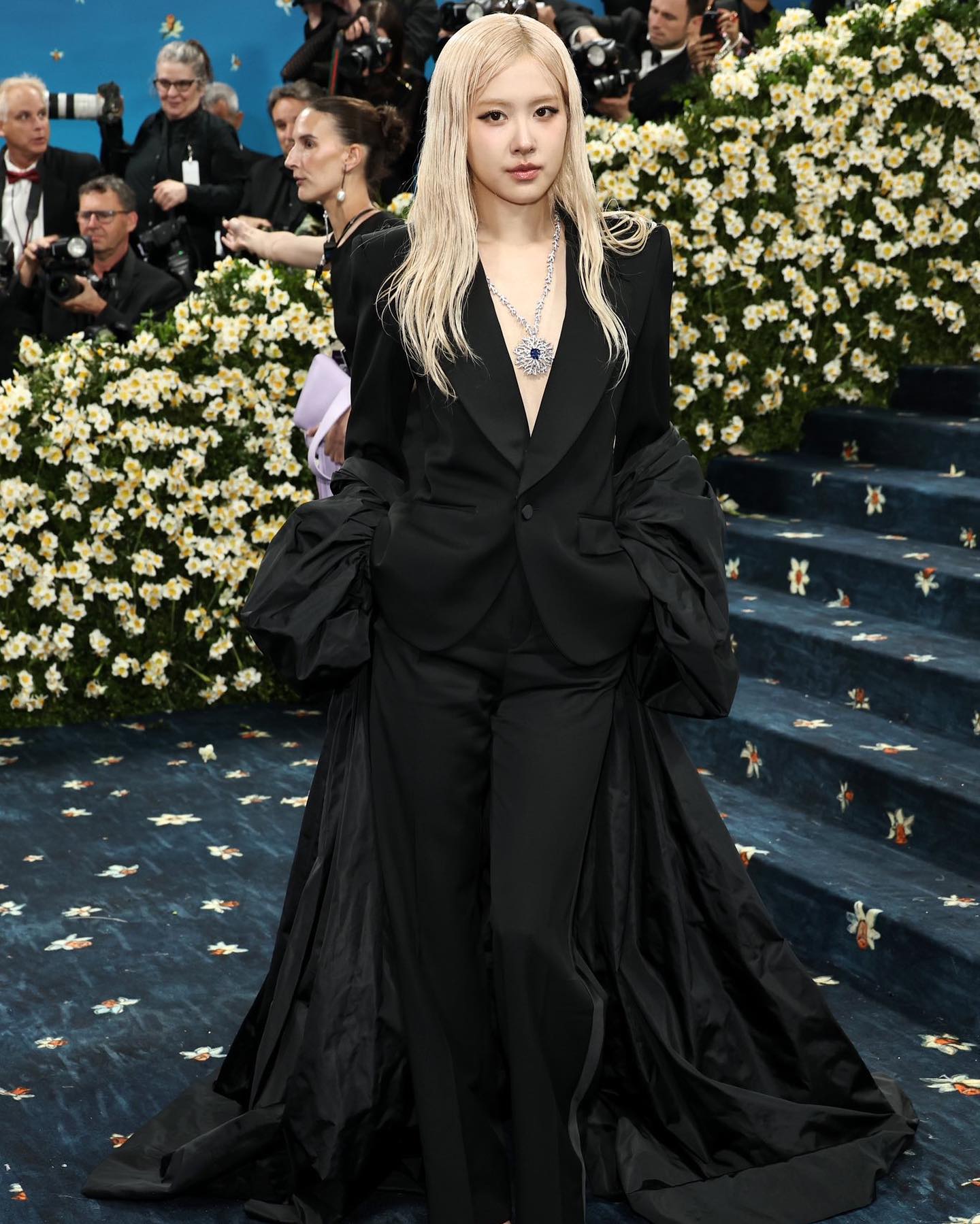 Đại tiệc thời trang Met Gala 2026 c&ocirc;ng bố kh&aacute;ch mời: Lisa năm nay đ&atilde; ở vị thế kh&aacute;c- Ảnh 3.