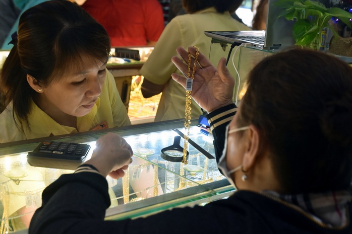 Gi&aacute; v&agrave;ng h&ocirc;m nay, 17-3: Sụt giảm rất mạnh - Ảnh 1.