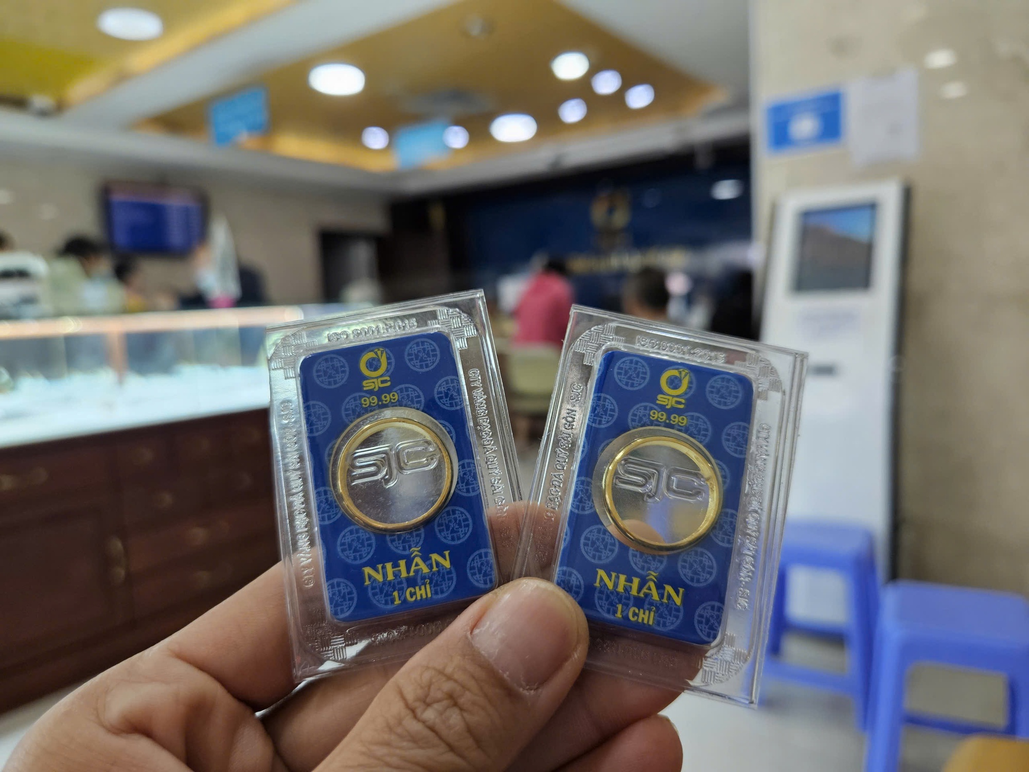 Cuối ng&agrave;y 17-3, nhiều thương hiệu n&acirc;ng gi&aacute; v&agrave;ng nhẫn trơn bằng với v&agrave;ng miếng SJC- Ảnh 1.