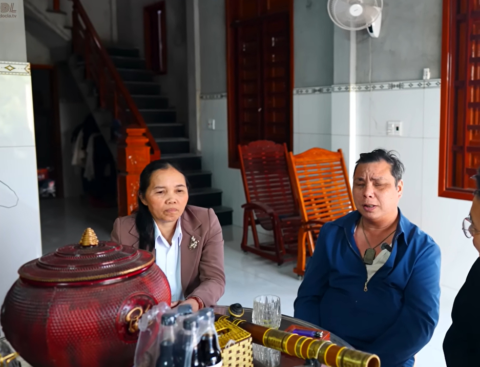 Người đ&agrave;n &ocirc;ng m&ugrave; b&aacute;n tăm b&ocirc;ng dạo suốt 34 năm x&acirc;y nh&agrave; 5 tỷ tặng vợ: H&eacute; lộ thu nhập mỗi ng&agrave;y g&acirc;y cho&aacute;ng- Ảnh 5.