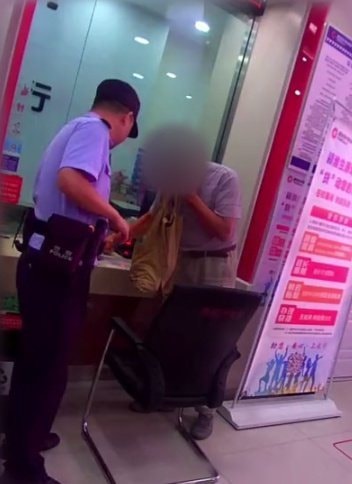 Sau khi chuyển khoản th&agrave;nh c&ocirc;ng 755 triệu đồng gi&uacute;p l&atilde;nh đạo, người đ&agrave;n &ocirc;ng kiểm tra t&agrave;i khoản rồi vội b&aacute;o c&ocirc;ng an- Ảnh 2.