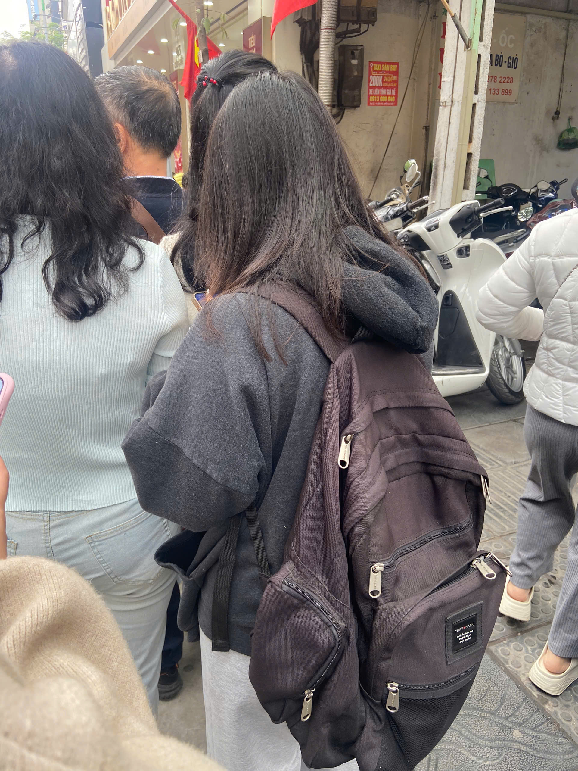 Đi xếp h&agrave;ng mua v&agrave;ng mới thấy: Kh&ocirc;ng phải cứ c&oacute; tiền mua v&agrave;ng l&agrave; vui!- Ảnh 3.